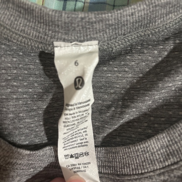 Unworn lululemon long sleeve swirly tech. Size 6 - Picture 3 of 3